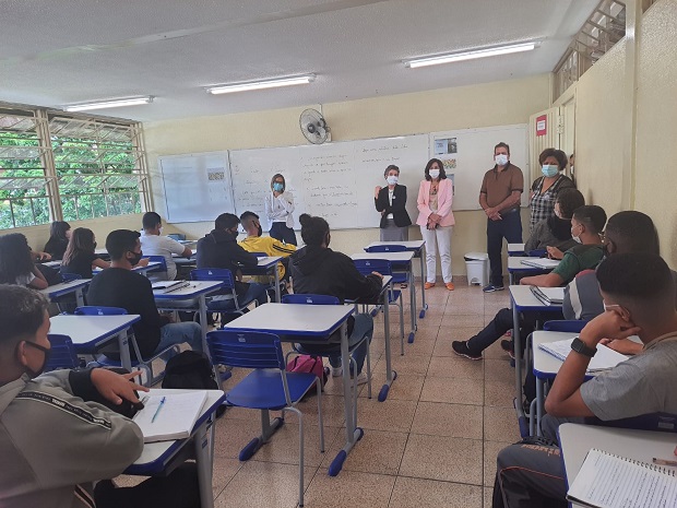 Secretária Julia Sant’Anna visita escola em Vespasiano que oferta, pelo primeiro ano, o Ensino Médio em Tempo Integral