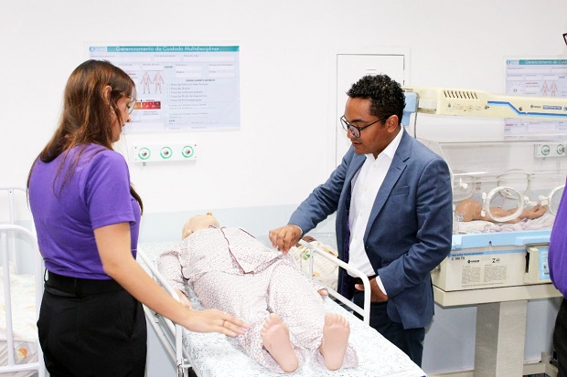 Secretário de Educação visita unidade que oferta cursos técnicos gratuitos pelo Trilhas de Futuro