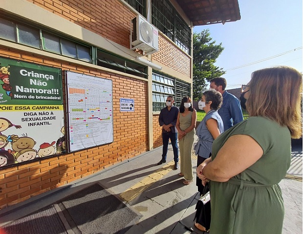 Em agenda de trabalho no setor Triângulo, secretária de Educação visita escolas estaduais
