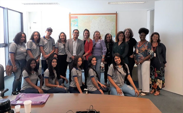 Estudantes de Pedras de Maria da Cruz conhecem Cidade Administrativa e apresentam projeto de iniciação científica ao secretário de Educação