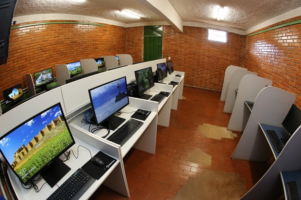 Escolas começam a receber novos computadores para renovação do parque tecnológico da rede estadual de ensino