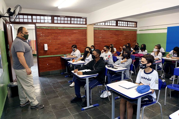 Escolas estaduais mineiras poderão realizar eleições para escolha de representantes de turma e conselho retomará suas atividades