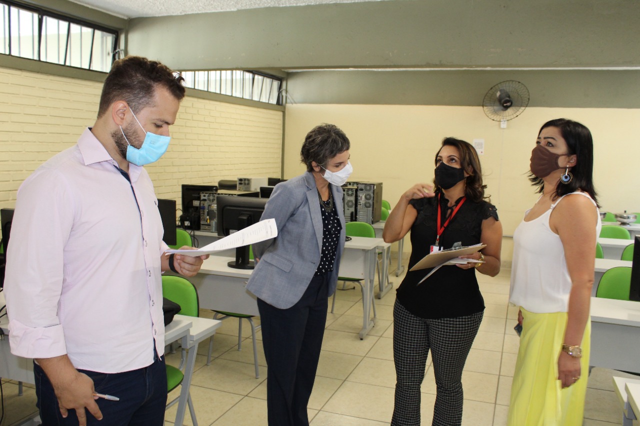 Secretária de Educação visita escola em Santa Luzia e acompanha atividades do diagnóstico de infraestrutura