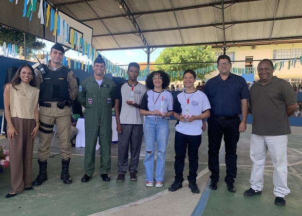 Escola de Sete Lagoas entrega medalhas a estudantes que se destacaram em competições nacionais