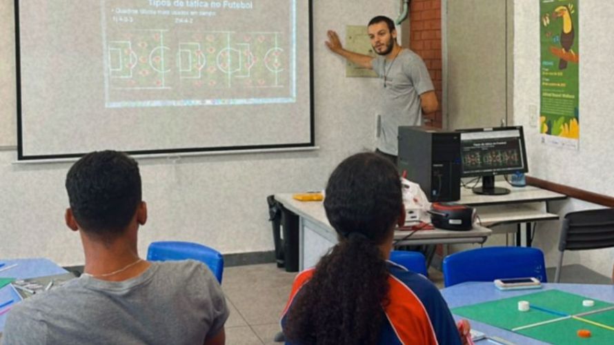 Escola transforma antigo depósito de livros em laboratório de matemática e aulas em momento divertido de aprendizagem