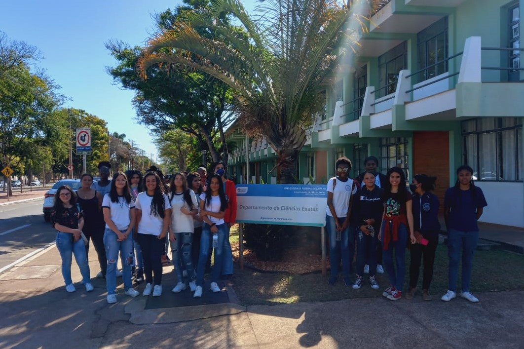 Projeto da Universidade Federal de Lavras, ‘Meninas Mineiras nas Ciências Exatas’, realiza ações com Escola Estadual Firmino Costa