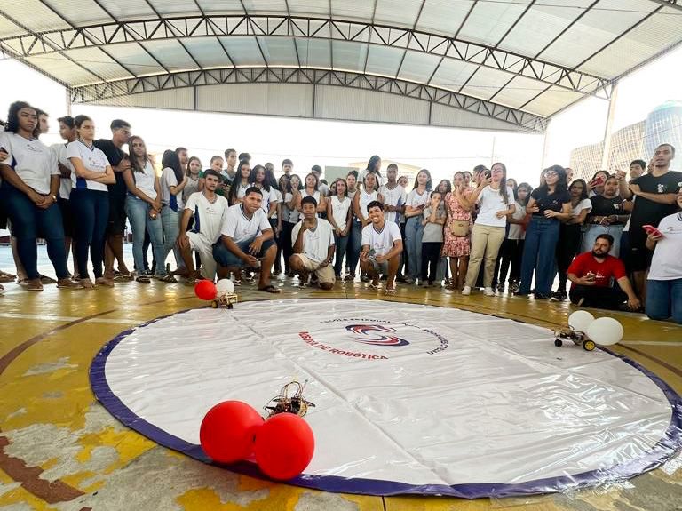 Estudantes apresentam lixeira automatizada com sensor de presença em Feira de Robótica em Governador Valadares