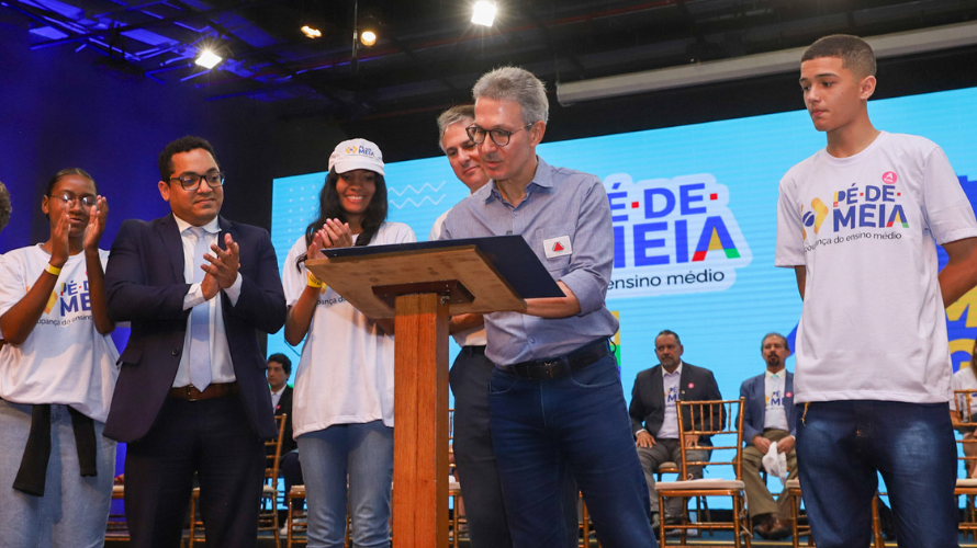 Minas Gerais formaliza adesão ao programa Pé-de-Meia para beneficiar até 190 mil estudantes do ensino médio