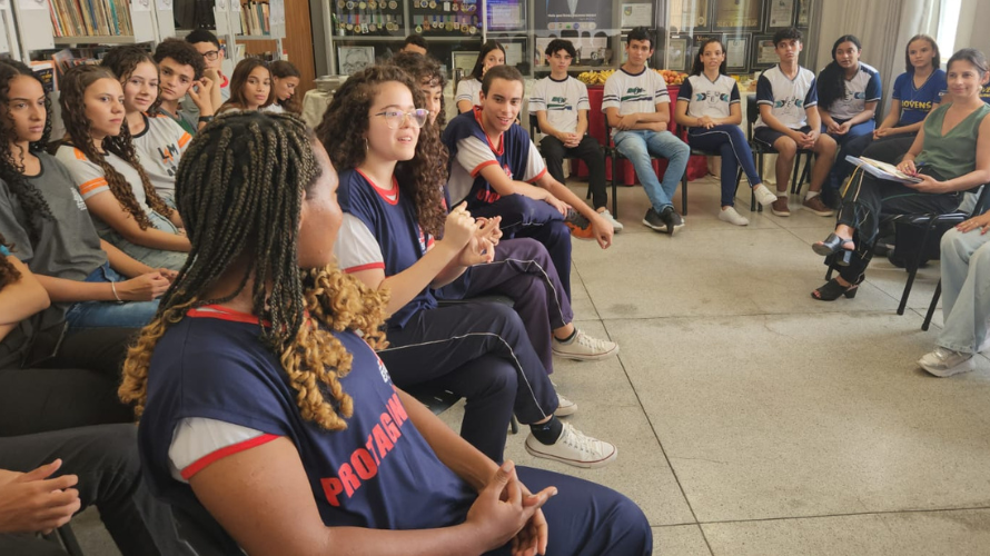 Educação reúne estudantes em roda de conversa em Caratinga