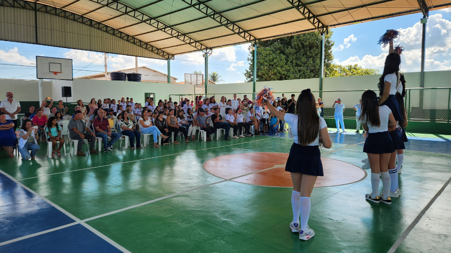 Educação realiza roda conversa com estudantes em Uberlândia e entrega quadra poliesportiva em escola de Patos de Minas