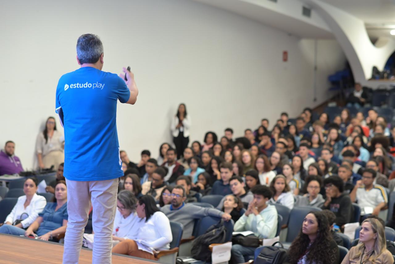 Estudantes do ensino médio da rede estadual participam de superaula preparatória para o Enem