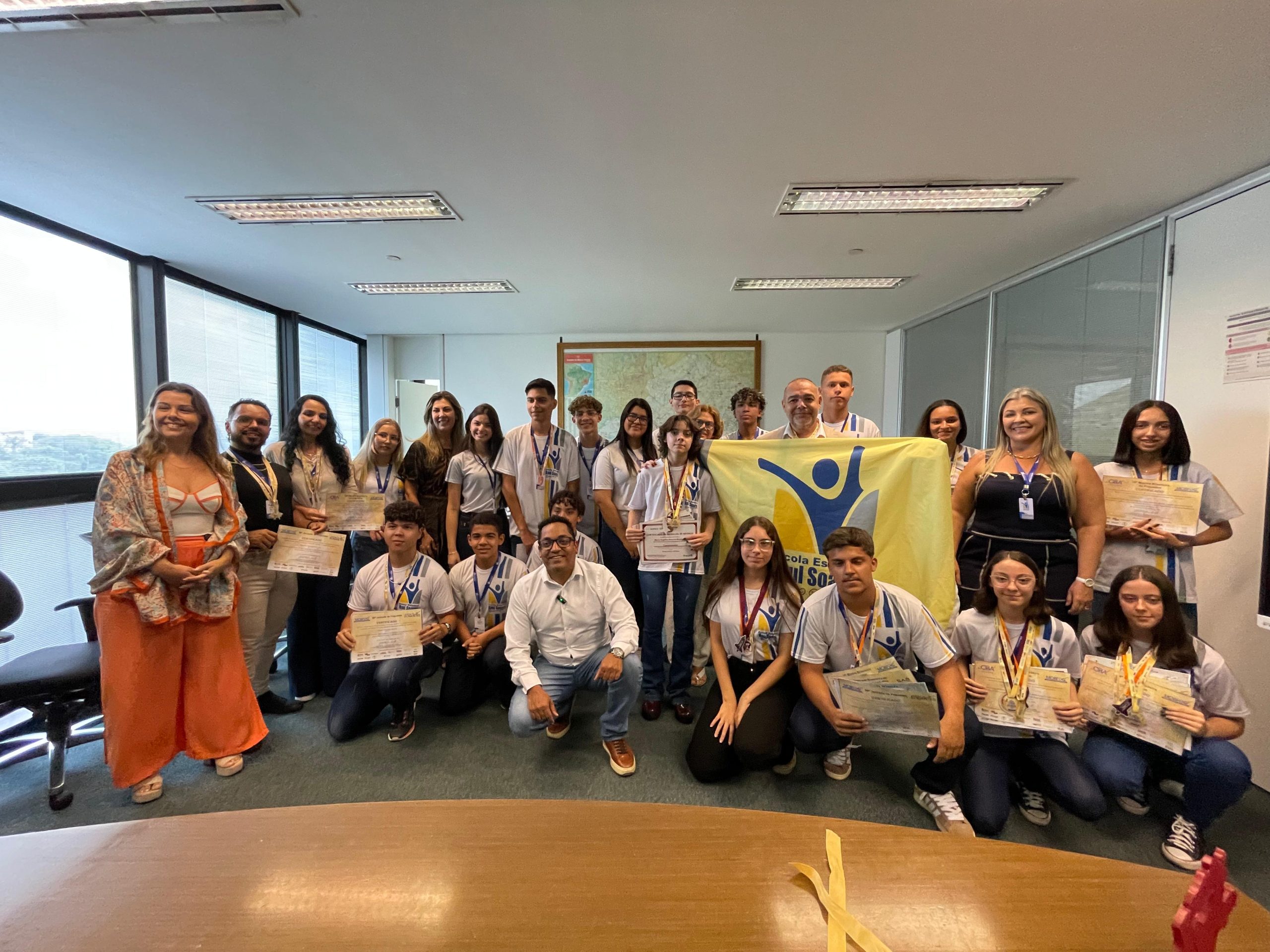 Secretaria de Educação recebe campeões de escolas estaduais em competições acadêmicas e esportivas