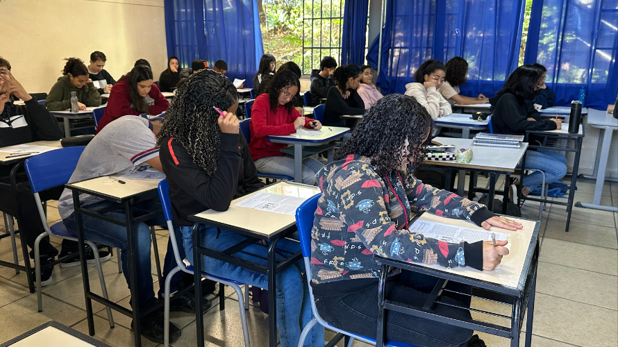 700 mil estudantes da rede estadual fazem teste de redação em preparação ao Enem