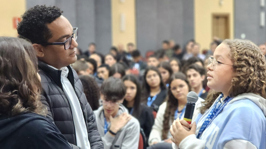 Estudantes da rede estadual participam de formação para intercâmbio estudantil internacional