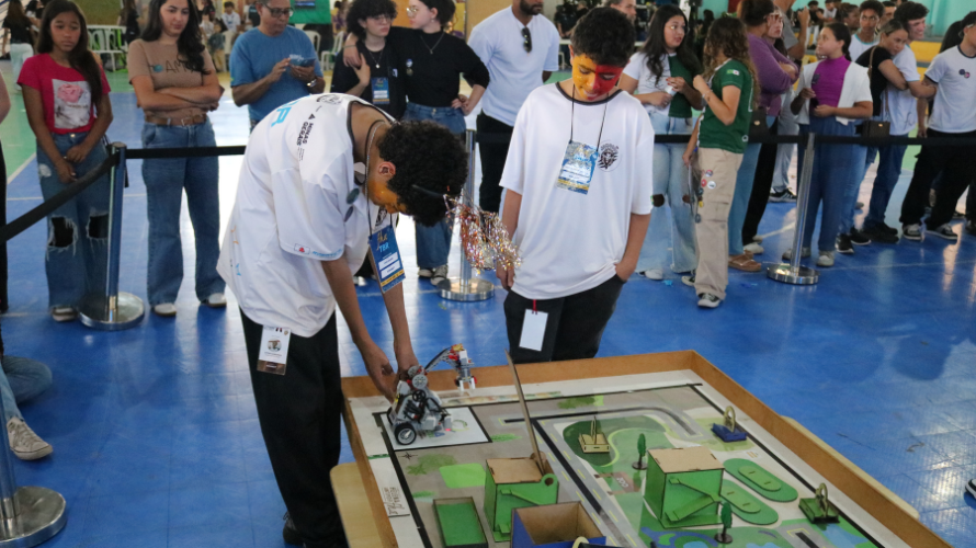 Estudantes de Ibirité garantem vaga em etapa regional de torneio de robótica