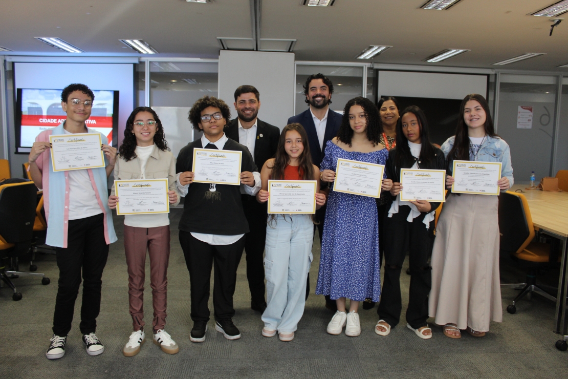 Estudantes de várias cidades de Minas recebem prêmio do Concurso de Redação Maio Amarelo