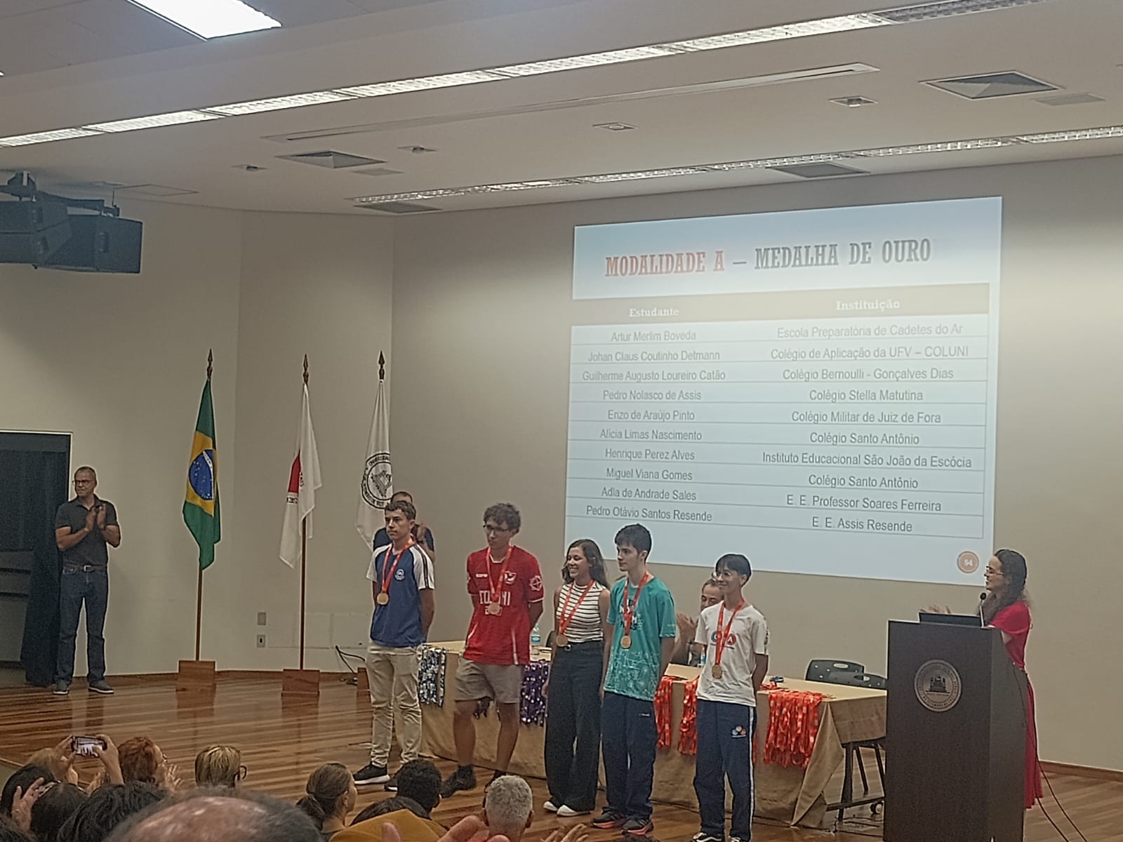 Estudantes da rede estadual se destacam na Olimpíada Mineira de Química 2025