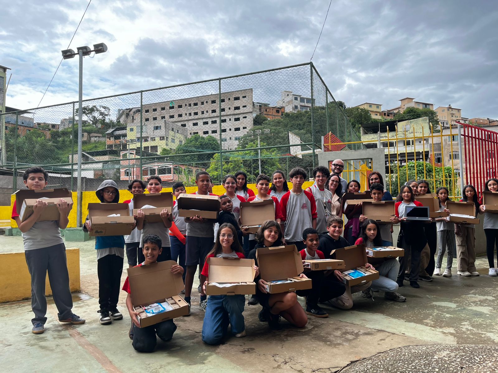 SEE/MG realiza entrega de chromebooks e kits escolares em escola estadual e Conselheiro Lafaiete 
