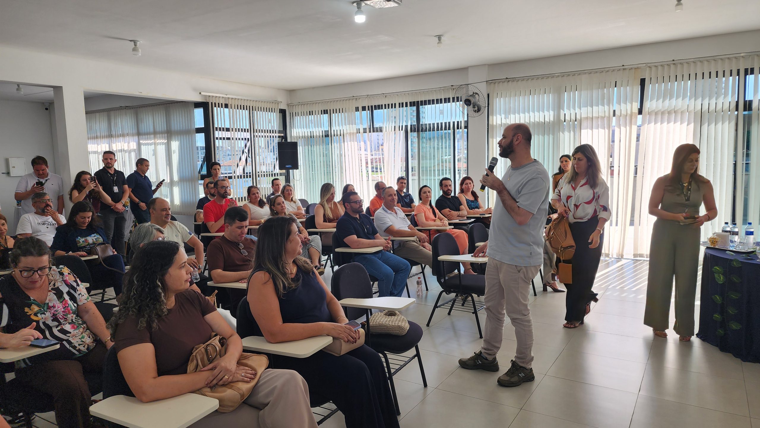 Encontro com diretores marca agenda da Secretaria de Estado de Educação em Poços de Caldas