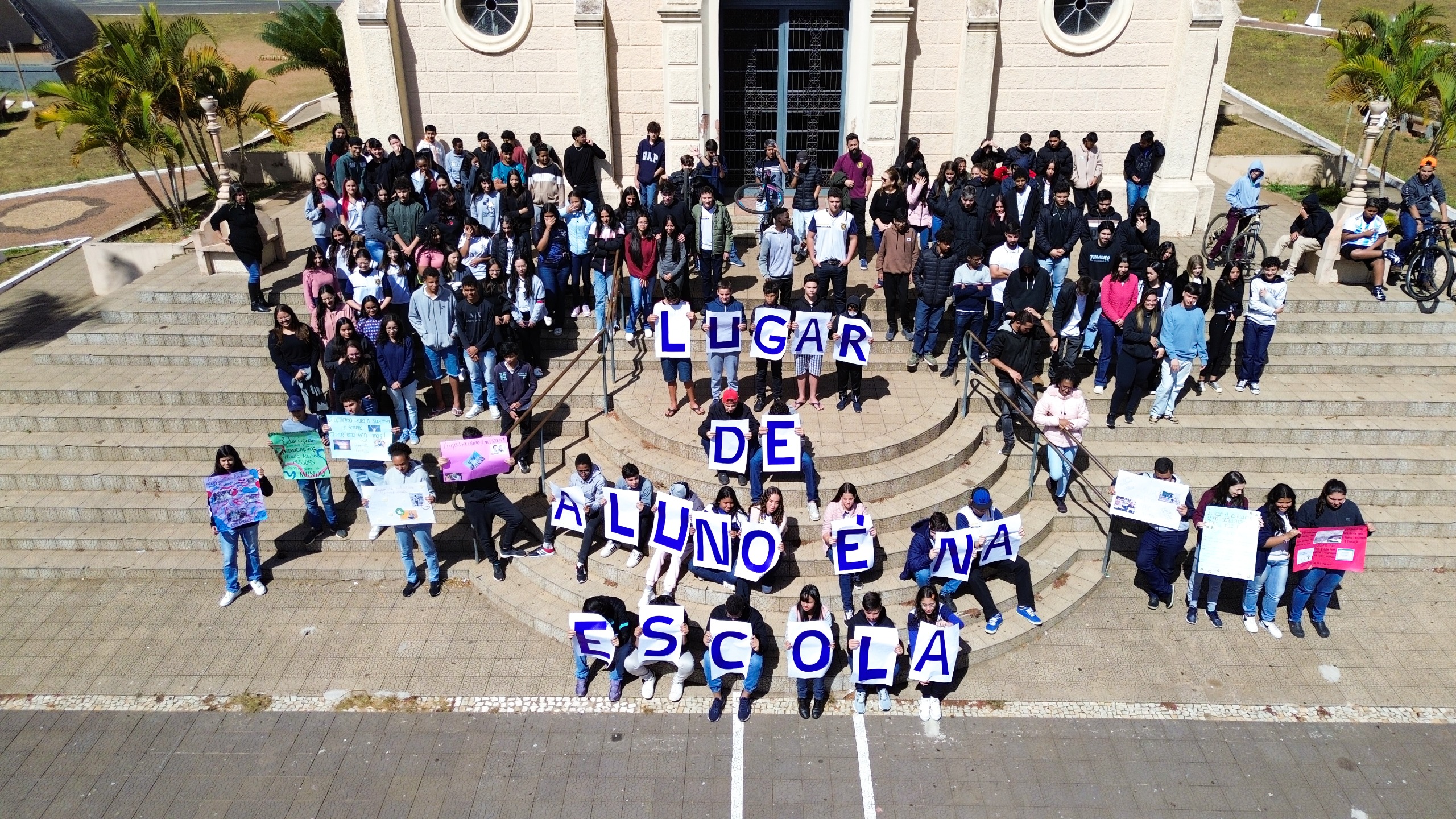 Busca Ativa fortalece permanência escolar e reduz em 50% abandono na rede estadual de Minas Gerais
