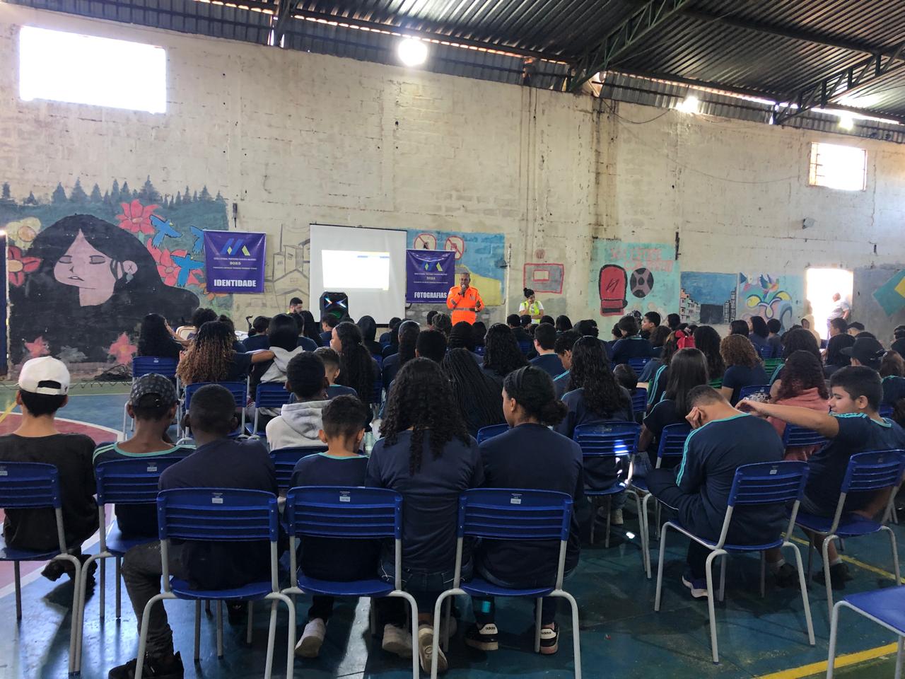 Detran-MG promove ação educativa sobre segurança no trânsito para estudantes em escola estadual