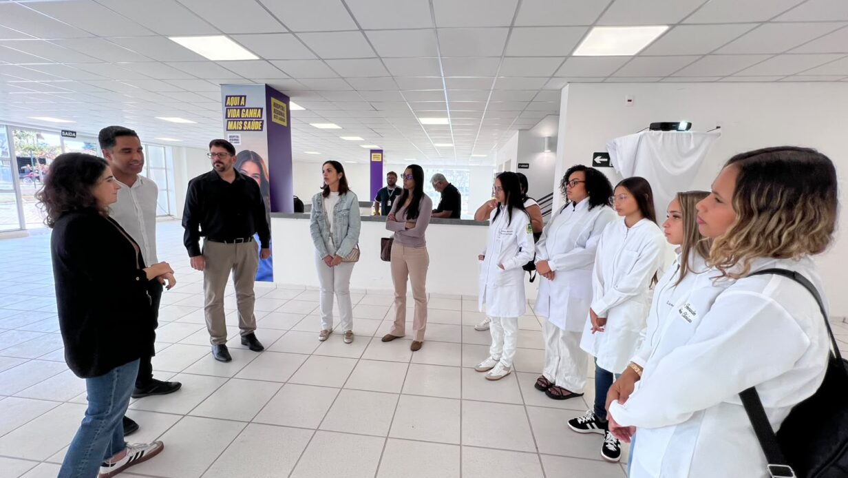 Estudantes da rede estadual e do Trilhas de Futuro visitam Hospital Regional de Sete Lagoas