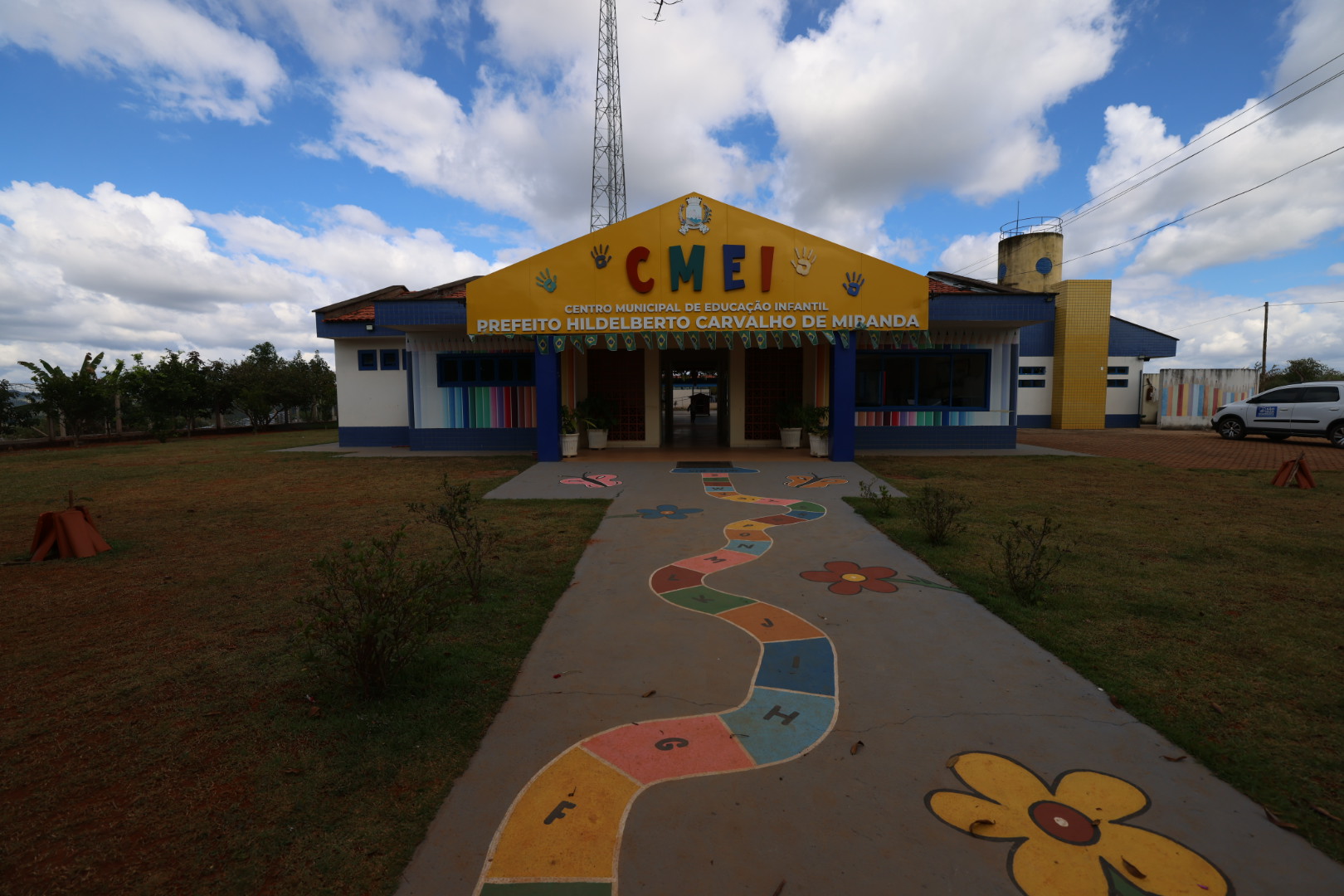 Governo de Minas entrega nova quadra poliesportiva a centro de educação infantil em São João Evangelista